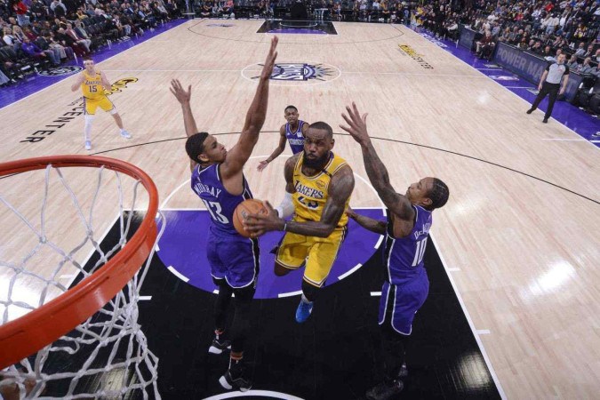 Durante a vitória por 113 a 100, LeBron anotou 19 pontos, seis rebotes e sete assistências -  (crédito: ROCKY WIDNER / AFP)