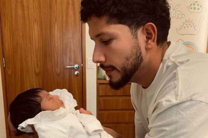Yuri Lima alimenta Nala, sua filha com Iza - (crédito: Foto: Reprodução / Instagram) Yuri Lima alimenta Nala, sua filha com Iza - (crédito: Foto: Reprodução / Instagram)
