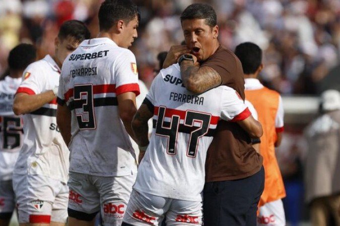 Na última partida da primeira fase do Campeonato Paulista, o São Paulo venceu o Ituano por 3 a 2, fora de casa, com um gol salvador de Lucas Moura no último minuto da partida. Um resultado diferente da vitória significaria a eliminação do Tricolor ainda na fase de grupos. Atuação da equipe foi muito criticada pela torcida. - Foto: Rubens Chiri/Saopaulofc.net
