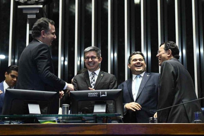 Rodrigo Pacheco cumprimenta o líder do governo no Congresso, Randolfe Rodrigues, e outras lideranças, no fim da votação do pacote fiscal -  (crédito:  Roque de Sá/Agência Senado)