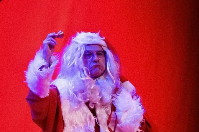 Na peça da companhia de comédia, Jesus é sequestrado para libertar o Papai Noel