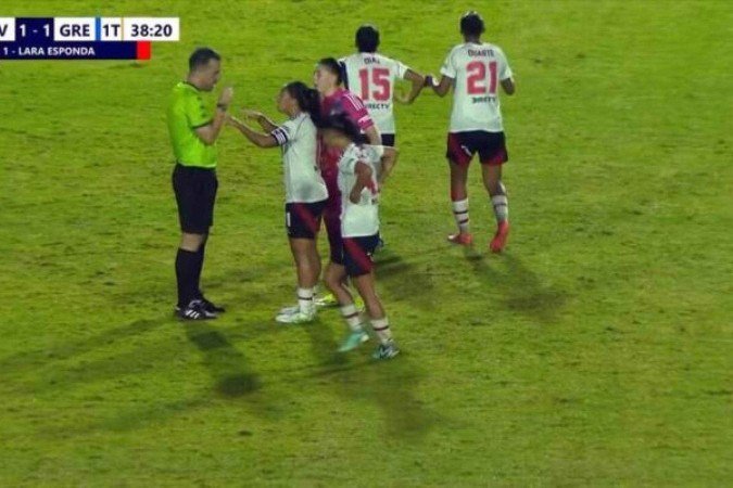 Time do Grêmio deixa gramado após caso de racismo contra gandula - (crédito: Foto: reprodução) Time do Grêmio deixa gramado após caso de racismo contra gandula - (crédito: Foto: reprodução)