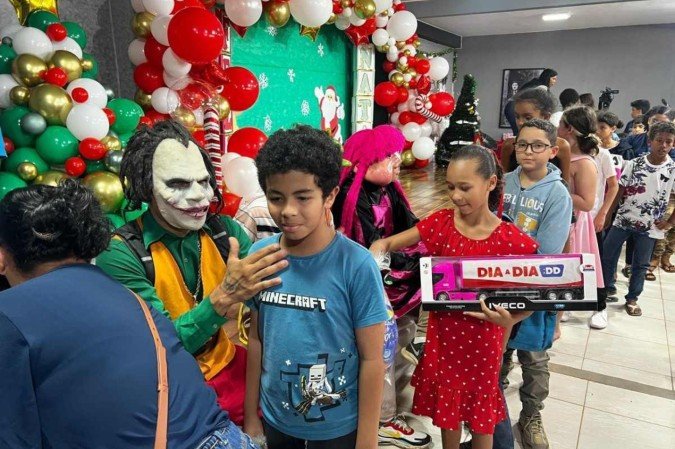 Entrega de presentes para as crianças na ação solidária realizada pelo IMS