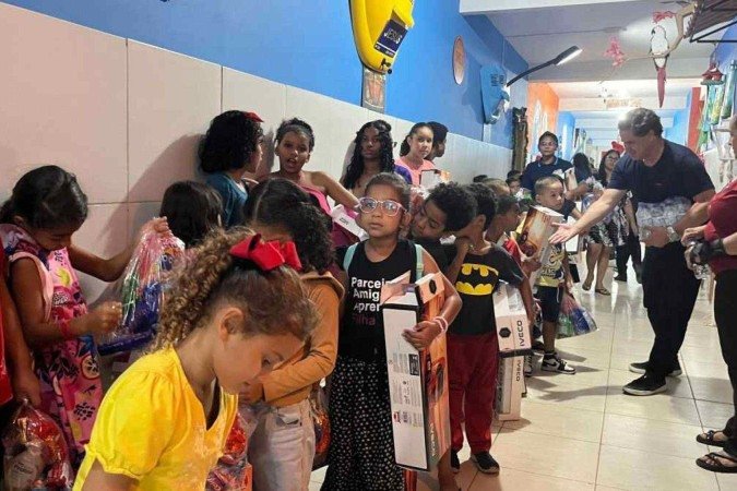 Crianças com seus presentes entregues pelo IMS