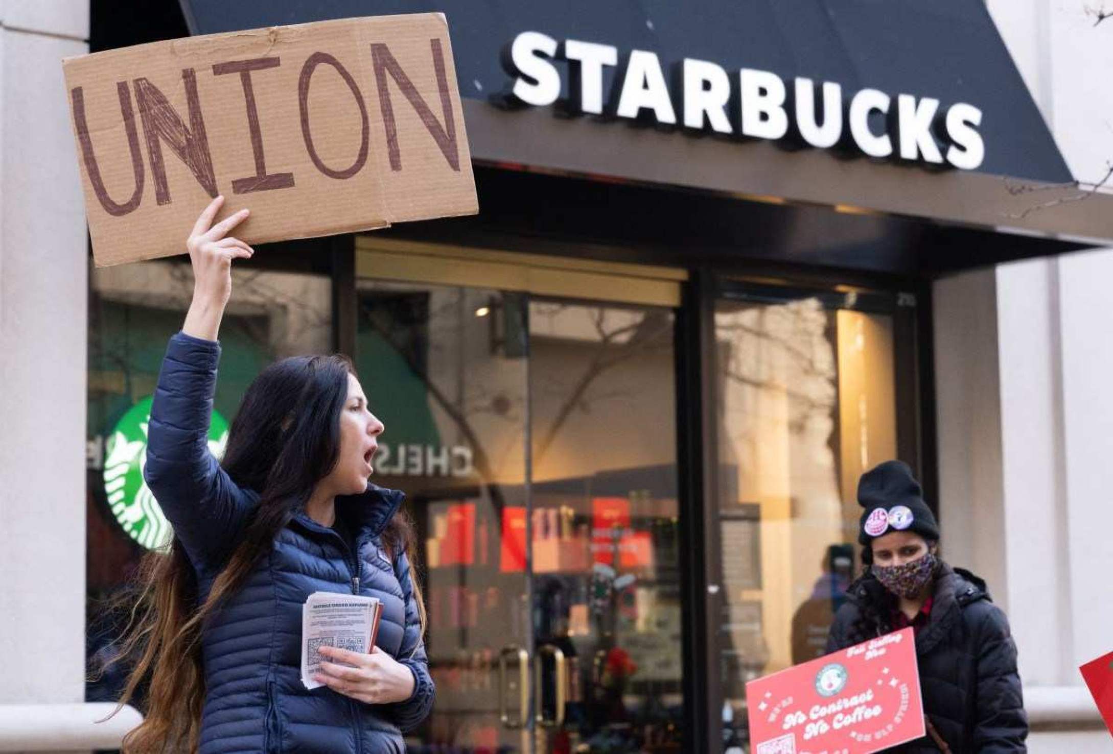 Funcionários do Starbucks entram em greve nos Estados Unidos