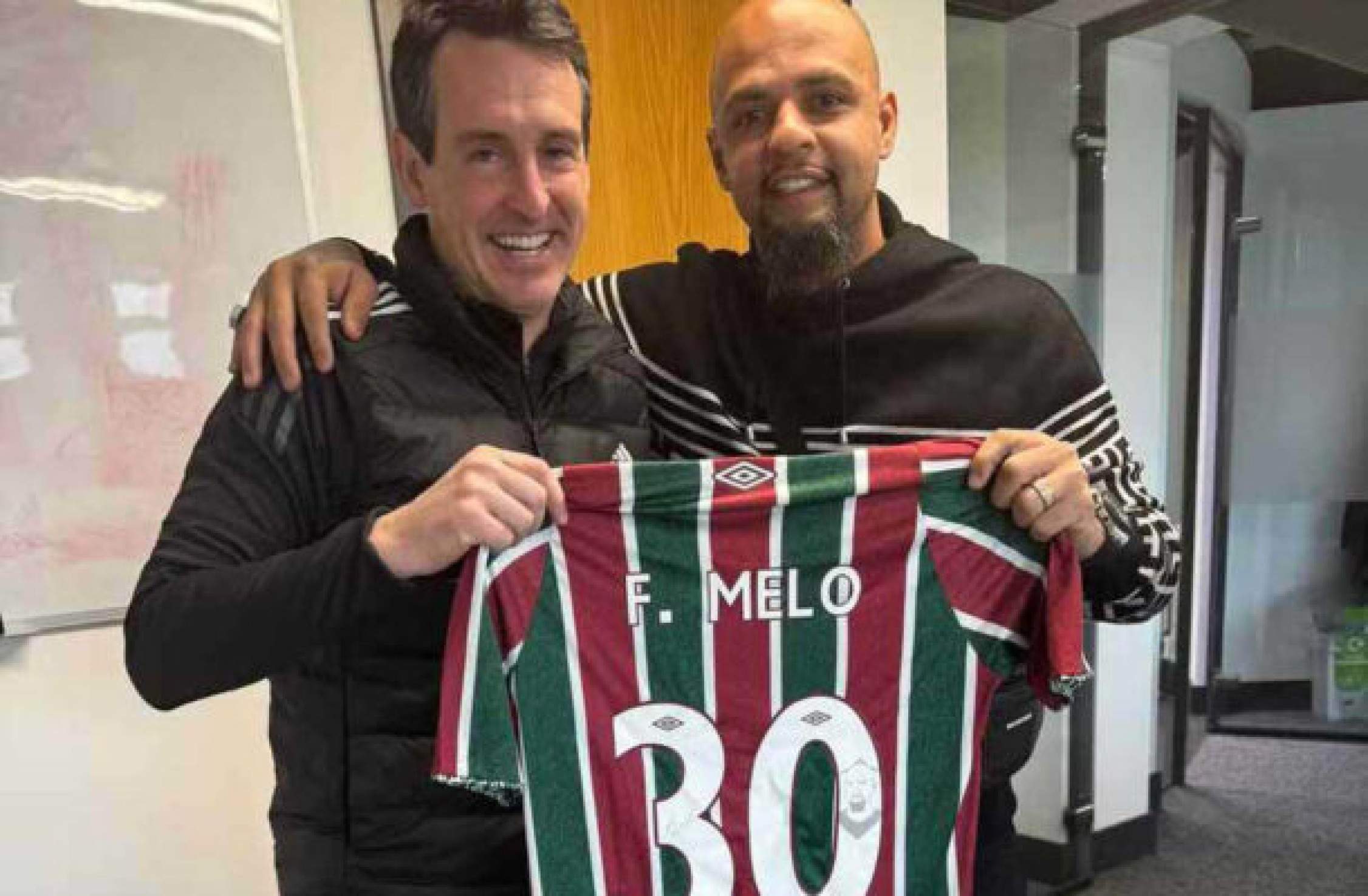 Felipe Melo presenteia Unai Emery com camisa do Fluminense  -  (crédito: Foto: Arquivo pessoal)