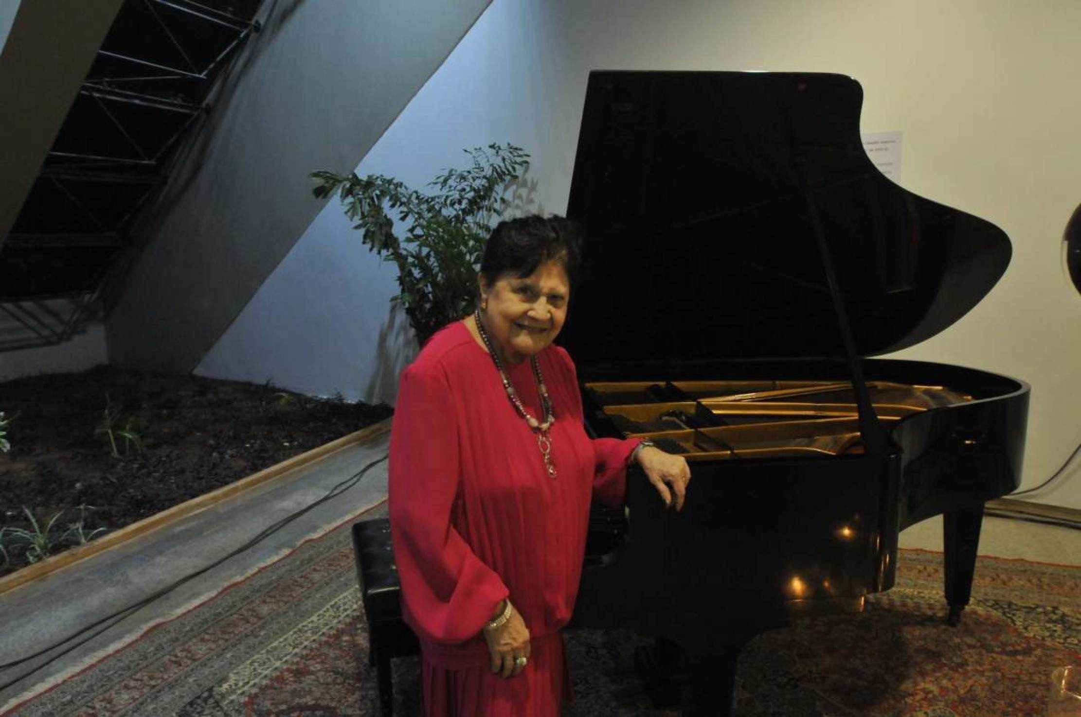  20/12/2024. Crédito: Minervino Júnior/CB/D.A Press. Brasil.  Brasilia -  Reabertura da sala Martins Pena no Teatro Nacional. Show de Chitãozinho e Xororó e Orquestra Sinfônica. Gisele Santoro viúva de Claudio Santoro.