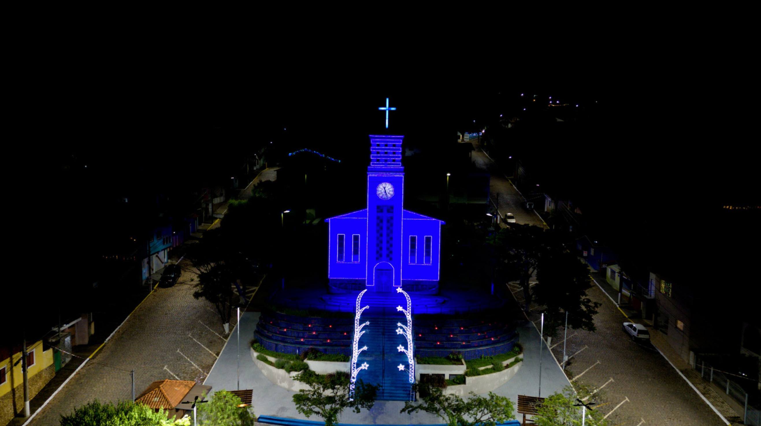 Em Gonçalves, sul de Minas, Natal Por Várias Mãos ilumina a cidade com trabalhos manuais, valorizando o espírito colaborativo