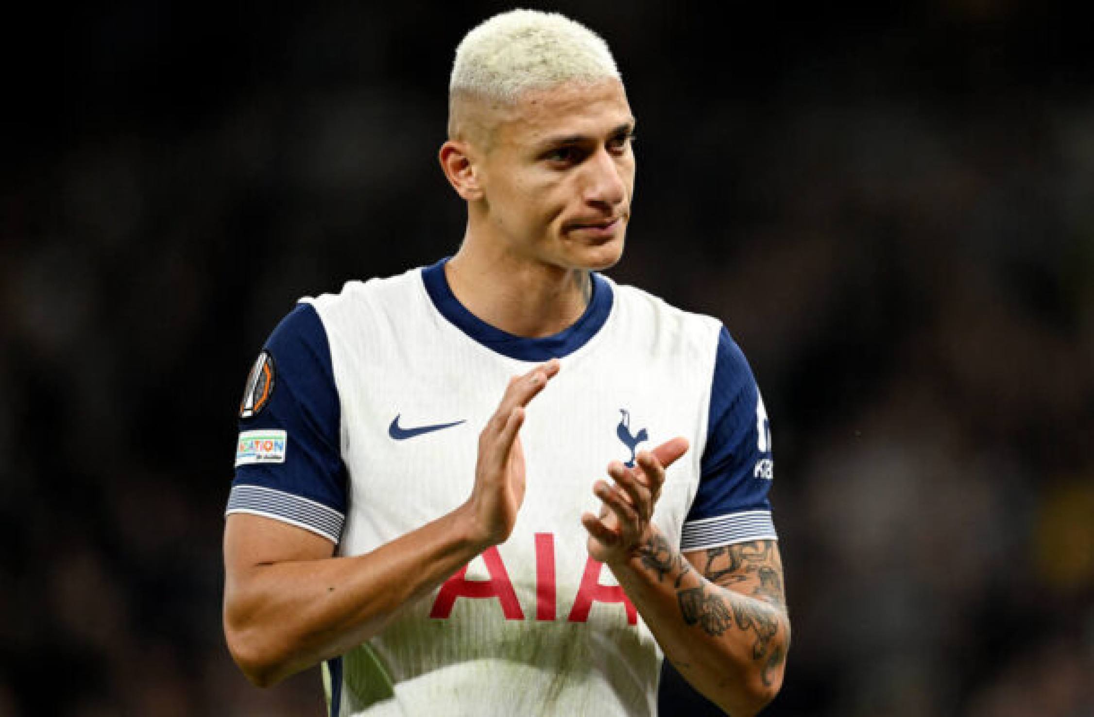  LONDON, ENGLAND - OCTOBER 24: Richarlison of Tottenham Hotspur applauds the fans after he is substituted during the UEFA Europa League 2024/25 League Phase MD3 match between Tottenham Hotspur and AZ at Tottenham Hotspur Stadium on October 24, 2024 in London, England. (Photo by Justin Setterfield/Getty Images)
      Caption  -  (crédito:  Getty Images)