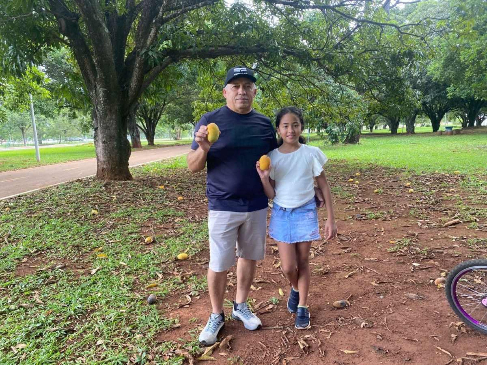 Valterlando da Silva vai ao Parque da Cidade caminhar com sua filha e colhe mangas na maioria das vezes