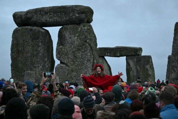 Os seguidores do druidismo celebram o festival pagão do solstício no local todos os anos -  (crédito: Justin Tallis/AFP)