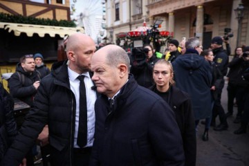 Scholz visitou, neste sábado, o local do ataque e prometeu responder com ações 'contra aqueles que querem semear o ódio' -  (crédito: Ronny Hartmann/AFP)