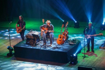 O artista, que subiu ao palco com sua viola de dez cordas, elogiou a estrutura -  (crédito: Fotos: Tony Oliveira/Agência Brasilia)