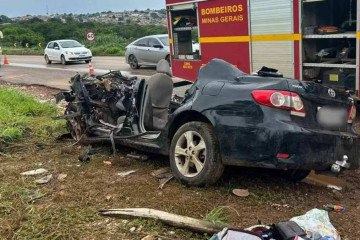 Quatro pessoas da mesma família morrem em acidente entre carro e carreta na BR-040, em Paracatu -  (crédito: Divulgação PRF)