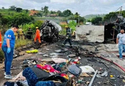 Um acidente envolvendo um ônibus, uma carreta e um carro deixou 38 mortos em Teófilo Otoni (MG) na madrugada deste sábado (21) -  (crédito: Bombeiros MG/Divulgação )