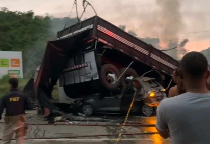 Carreta, carro e ônibus se envolveram em grave acidente em Teófilo Otoni, no Vale do Rio Mucuri -  (crédito: Redes Sociais)