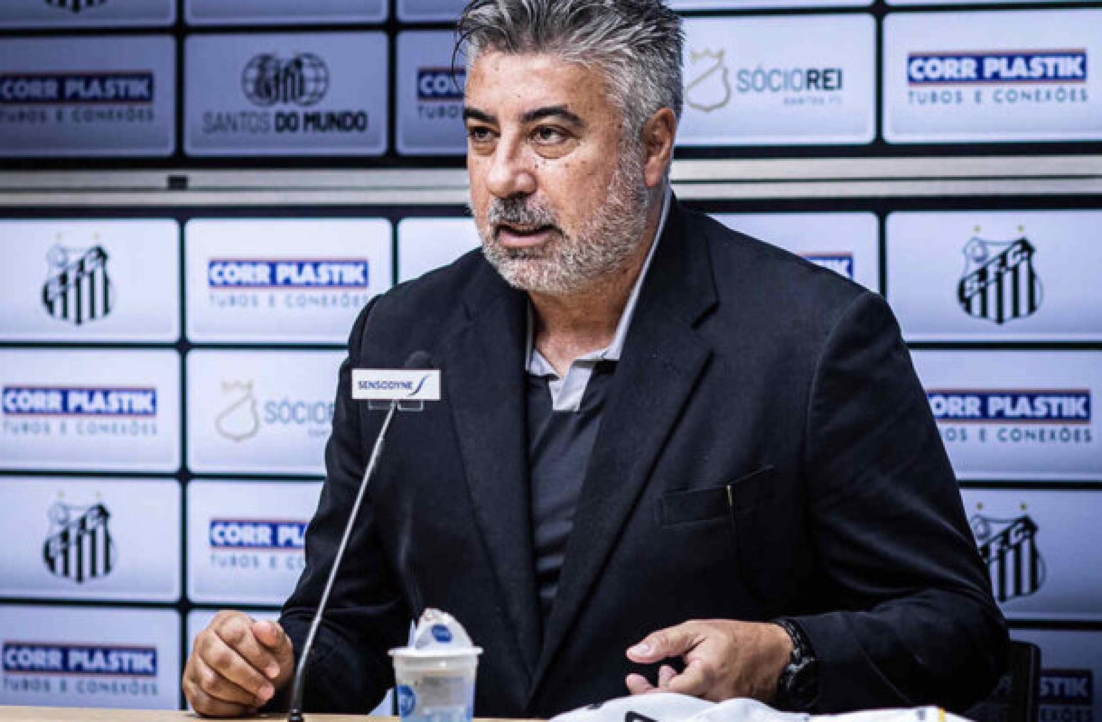 Indefinições sobre novo técnico do Santos e reforços para 2025 deixam Gallo pressionado