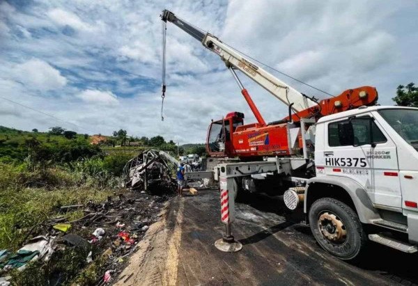 Equipes de resgate em ação no local do acidente
 -  (crédito: Divulgação/Corpo de Bombeiros de Minas Gerais)