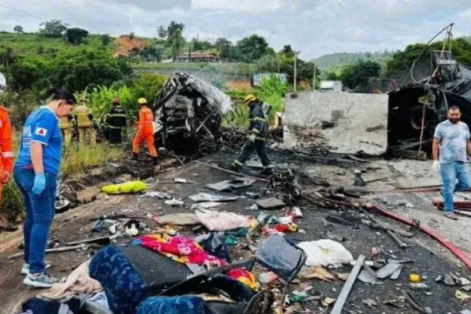 Um acidente envolvendo um ônibus, uma carreta e um carro deixou 38 mortos em Teófilo Otoni (MG) na madrugada deste sábado (21) -  (crédito: Bombeiros MG/Divulgação )