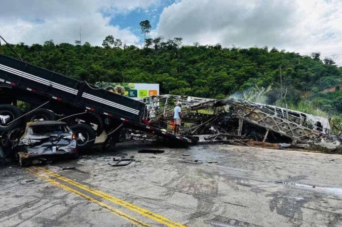 Acidente na BR-116, em Teófilo Otoni, foi o mais fatal de todas as rodovias federais do país -  (crédito: CBMMG)