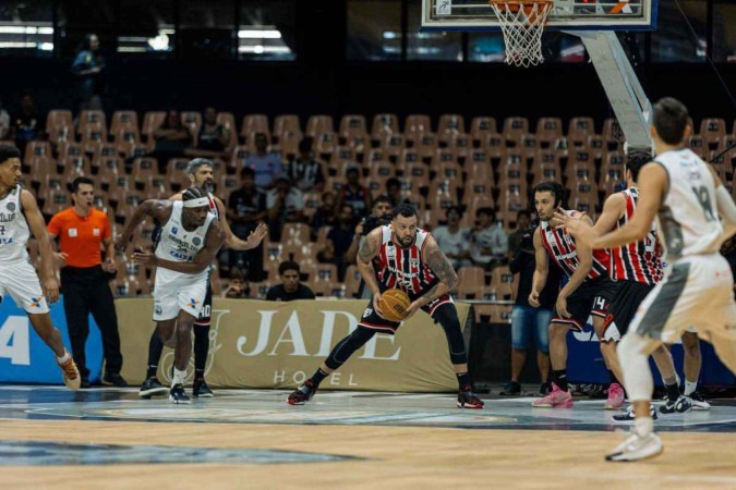 Em desvantagem durante a maioria esmagadora da partida, Brasília teve em mãos a bola do jogo, com dez minutos no relógio, mas falhou em converter a oportunidade
 -  (crédito: Matheus Maranhão/Brasília Basquete)