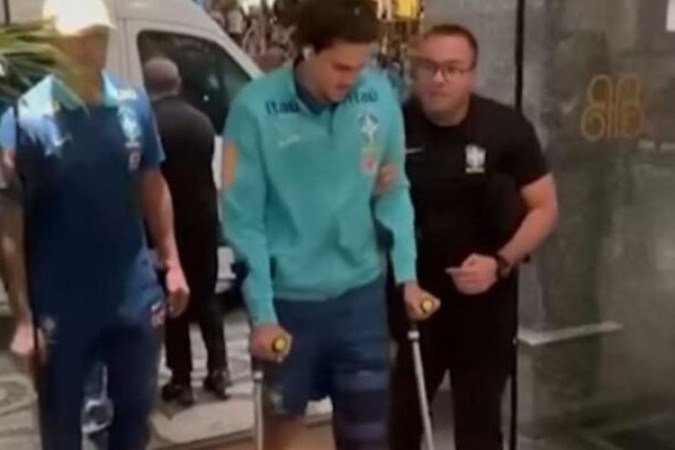 Para piorar a situação, o artilheiro Pedro teve diagnosticada a ruptura do ligamento cruzado anterior após treino pela Seleção Brasileira, onde iria disputar as Eliminatórias da Copa do Mundo. Assim, o atacante só volta a jogar em 2025. Um baque para o elenco. O jogador do Flamengo fechou o ano com 30 gols, sua melhor temporada na carreira mesmo com a lesão. Foto: Divulgação/CBF