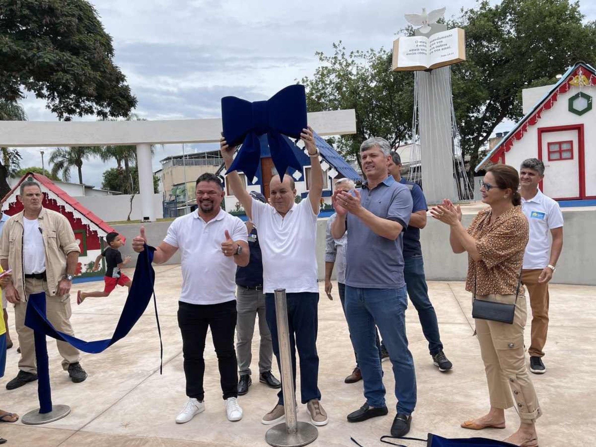 Reinauguração da Praça da Bíblia na Candangolândia recebe vila natalina