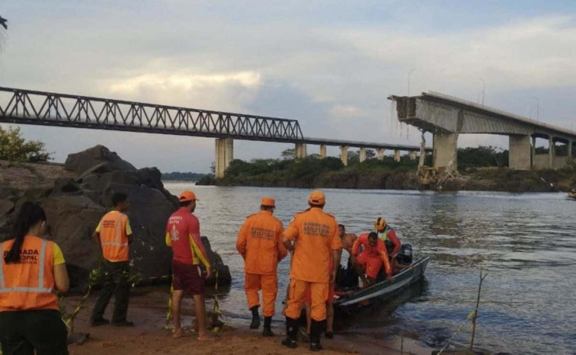 Queda da ponte: buscas são temporariamente interrompidas; entenda 