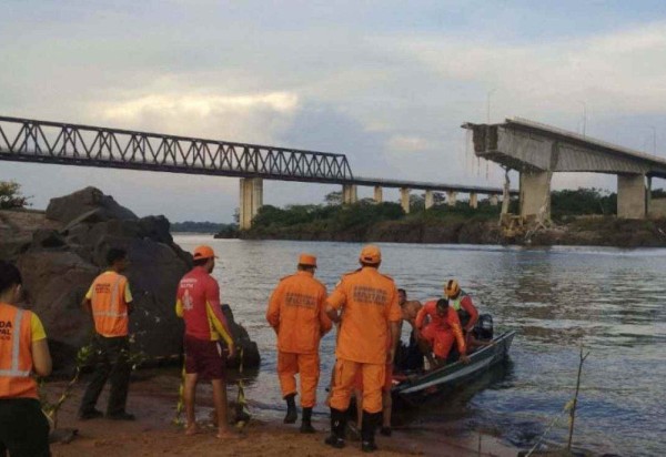  This handout photo released by Tocantins Fire Department shows firefighters during a rescue operation after the Juscelino Kubitschek de Oliveira bridge connecting Tocantins and Maranhao fell on December 22, 2024 over the Tocantins river at the city of Aguiarnopolis, Tocantins state, Brazil. (Photo by Cynthia LIUTKUS-PIERCE / AFP)
       -  (crédito:  AFP)