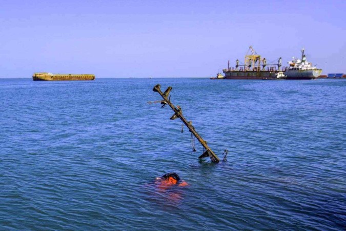 Israel atingiu vários alvos em áreas controladas pelos Huthis no Iêmen, incluindo portos e instalações de energia, em resposta a um míssil disparado do Iêmen pelos Huthis em Tel Aviv antes do amanhecer, ferindo 16 pessoas no segundo ataque desse tipo em dias       -  (crédito: AFP)