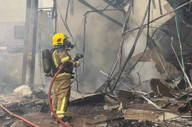 Foto divulgada pelo Corpo de Bombeiros do Rio Grande do Sul mostrando bombeiros trabalhando no local da queda de um avião em Gramado, Rio Grande do Sul, Brasil, em 22 de dezembro de 2024       -  (crédito: Handout / RIO GRANDE DO SUL FIRE DEPARTMENT / AFP)