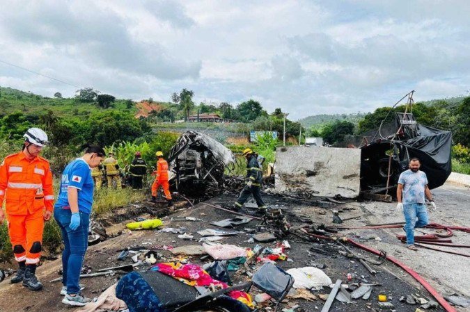 Destroços, roupas e objetos pessoais espalhados pela pista da BR-116, em Teófilo Otoni, onde ônibus, carreta e caminhão bateram, causando a morte de 41 pessoas - (crédito: CBMMG) Destroços, roupas e objetos pessoais espalhados pela pista da BR-116, em Teófilo Otoni, onde ônibus, carreta e caminhão bateram, causando a morte de 41 pessoas - (crédito: CBMMG)