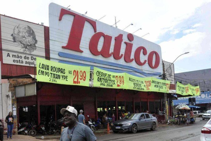 O carro do casal, que estava acompanhado de três crianças, bateu de frente com uma carreta próximo a Paracatu (MG), na manhã de sábado