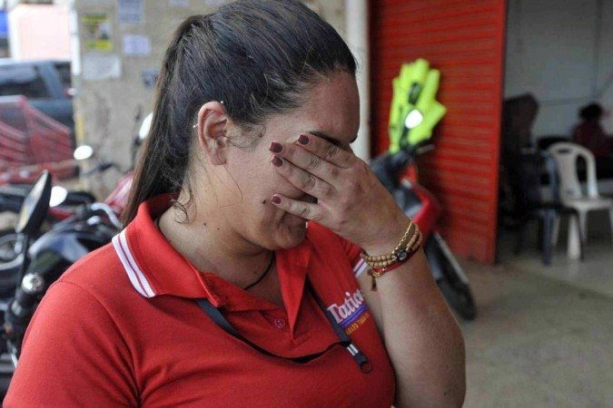  22/12/2024. Crédito: Minervino Júnior/CB/D.A Press. Brasil.  Brasilia - DF. Comoção de funcionária do Supermercado Tatico após acidente automobilístico em Paracatu que vitimou dois funcionários do Supermercado em Águas Lindas GO. Daniela Vieira