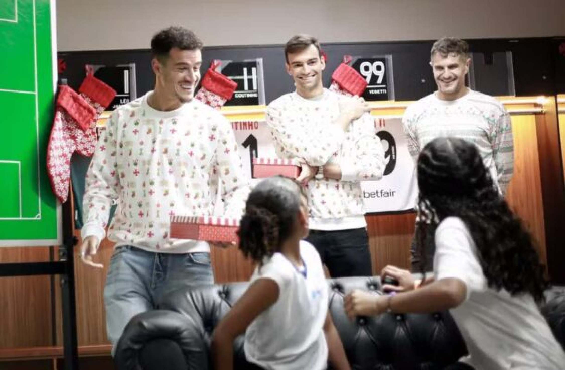 Jogadores do Vasco presenteiam torcedores mirins em São Januário