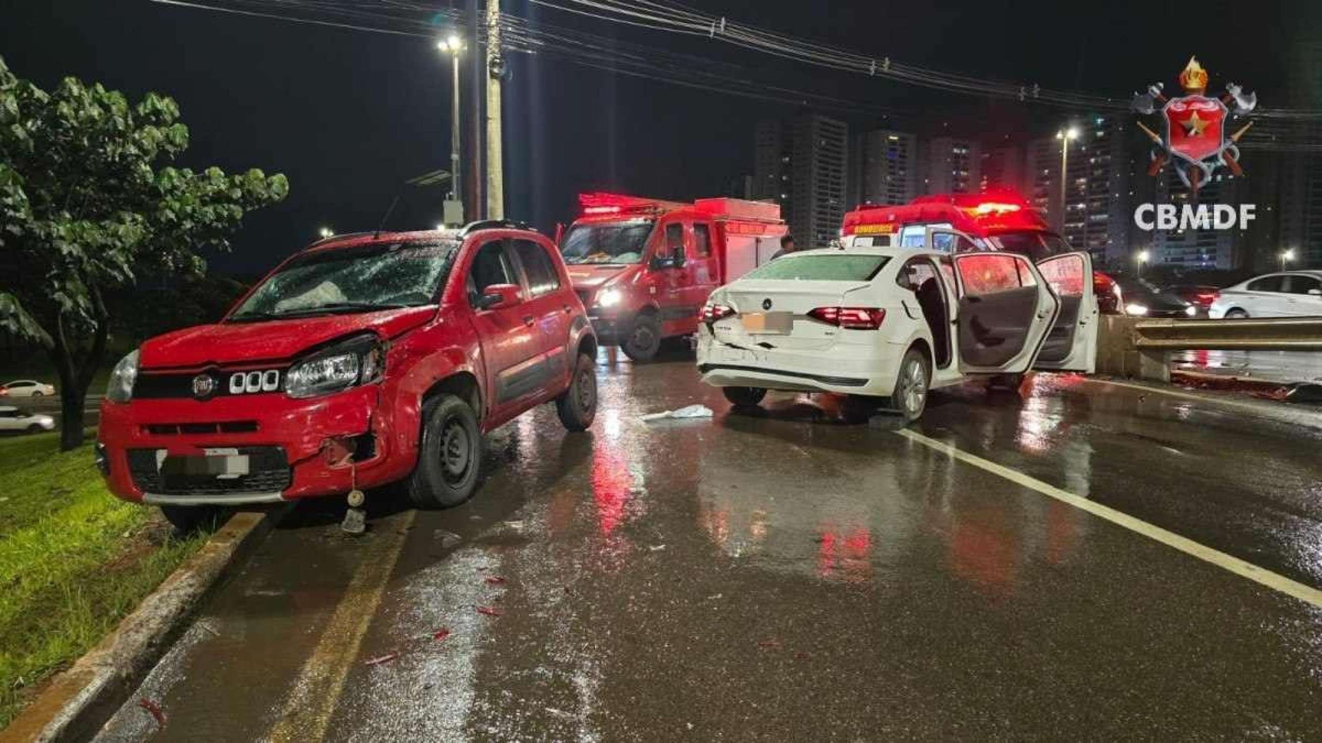 Colisão entre dois carros deixa um ferido e criança de 11 meses é levada ao hospital