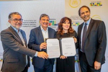 Luiz Carlos Everton, secretário de Inclusão Socioeconômica do MDS; ministro Wellington Dias; Marlene Fernández, vice-presidente de Relações Governamentais da Arcos Dorados; e Rogério Barreira, presidente da Divisão Brasil da Arcos Dorados