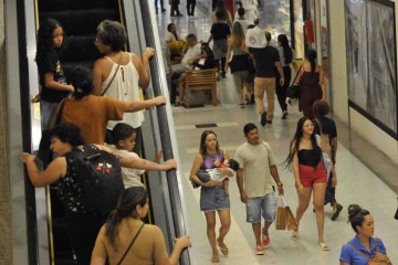  23/12/2024. Crédito: Minervino Júnior/CB/D.A Press. Brasil.  Brasilia - DF. Movimentação comércio de natal no shopping Conjunto Nacional. -  (crédito: Minervino Júnior/CB/D.A.Press)