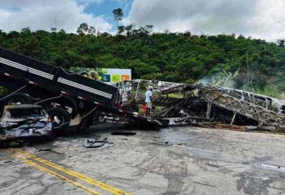 Motorista suspeiro de provocar o acidente se entregou na tarde desta segunda-feira (23) -  (crédito: CBMMG)