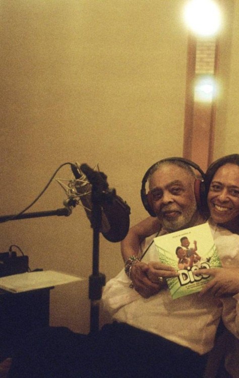 Gilberto Gil e a filha de Pelé, Flávia Nascimento, na gravação do audiolivro -  (crédito: Divulgação)