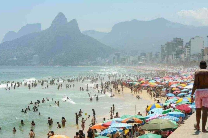  Praias são refúgio de cariocas e turistas contra calor intenso no Rio -  (crédito: Tomaz Silva/Agencia Brasil)