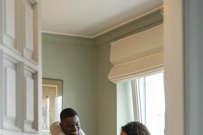 Tirar tudo que pode estragar da geladeira e dos armários da cozinha é uma dica valiosa 