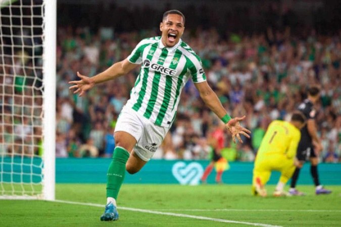SEVILLE, SPAIN - SEPTEMBER 13: Vitor Roque of Real Betis celebrates after scoring the teams second goal during the LaLiga match between Real Betis Balompie and CD Leganes at Estadio Benito Villamarin on September 13, 2024 in Seville, Spain. (Photo by Fran Santiago/Getty Images)
Caption - (crédito: Getty Images) SEVILLE, SPAIN - SEPTEMBER 13: Vitor Roque of Real Betis celebrates after scoring the teams second goal during the LaLiga match between Real Betis Balompie and CD Leganes at Estadio Benito Villamarin on September 13, 2024 in Seville, Spain. (Photo by Fran Santiago/Getty Images)
Caption - (crédito: Getty Images)