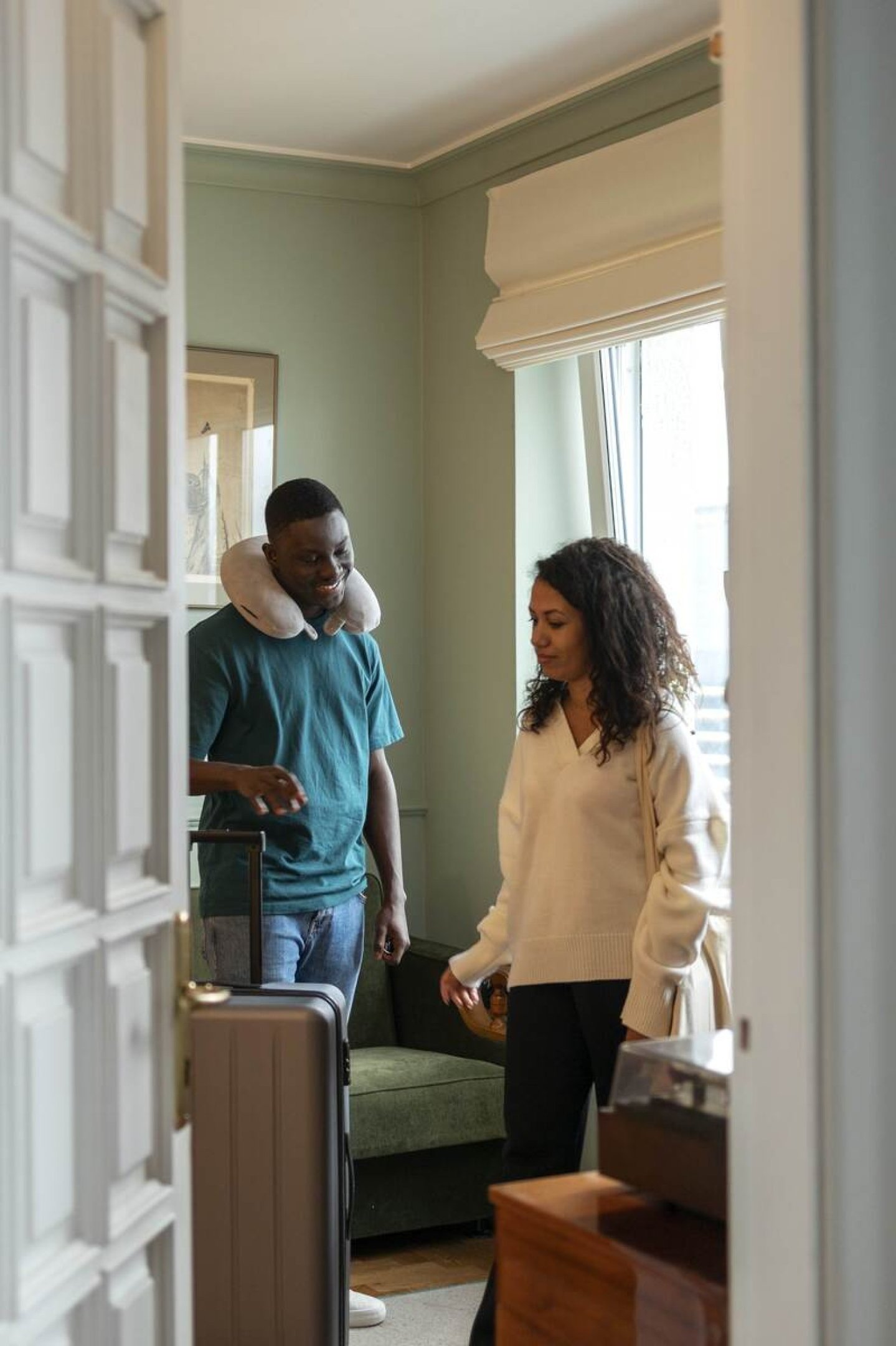 Tirar tudo que pode estragar da geladeira e dos armários da cozinha é uma dica valiosa 