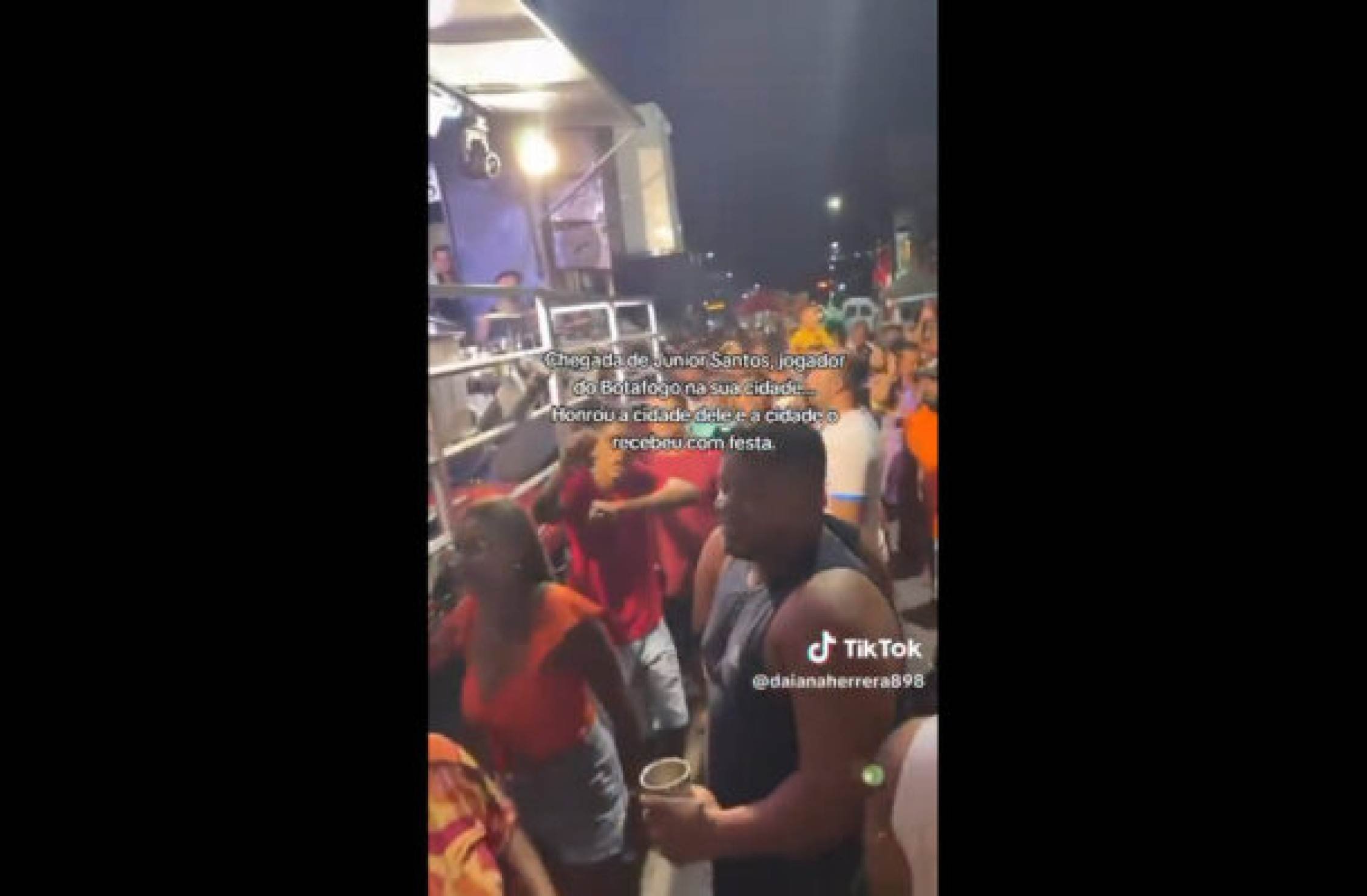 Vídeo de Júnior Santos, do Botafogo, lutando boxe em cima de trio elétrico viraliza