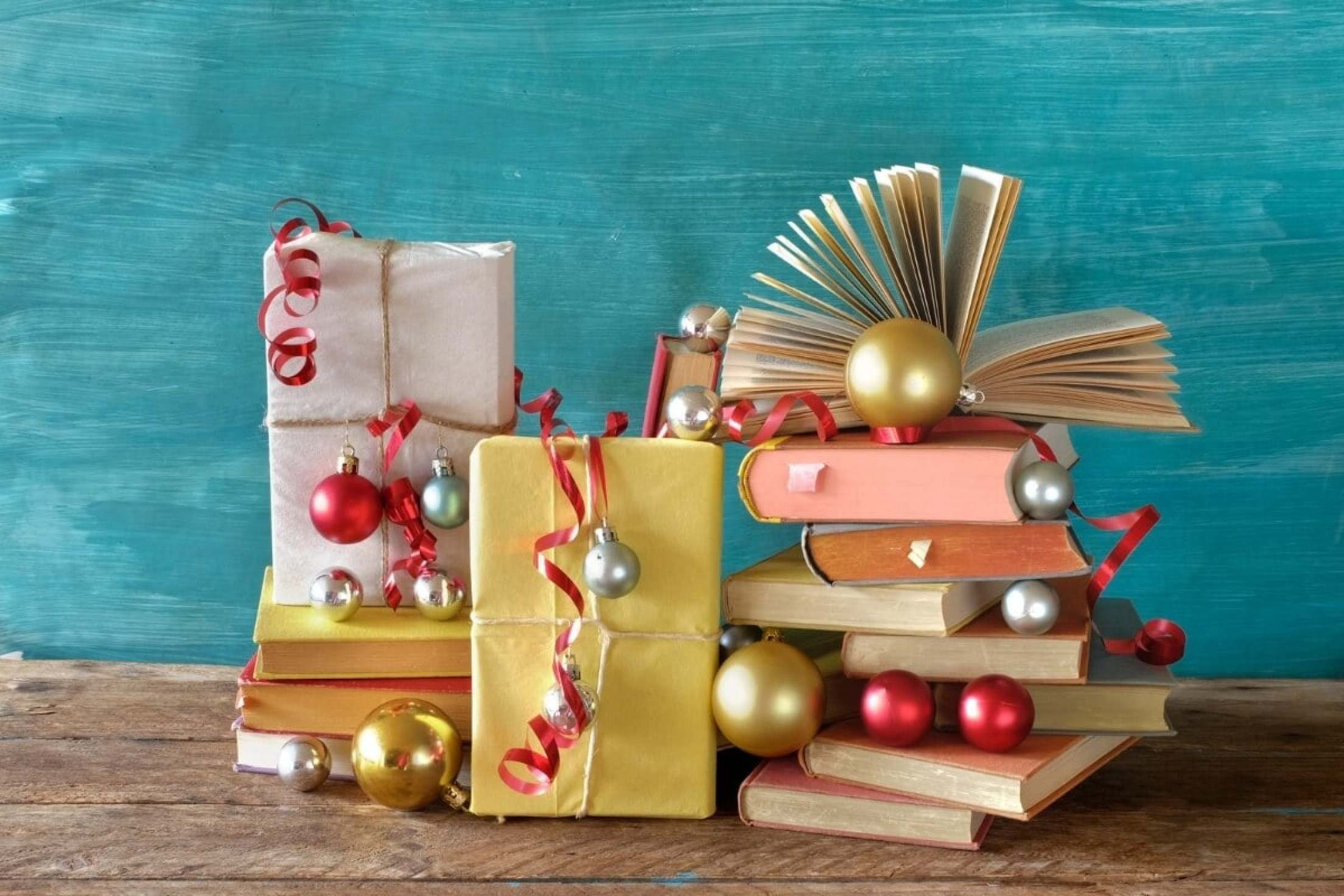 Os livros são uma ótima opção para presentear quem você ama e criar um momento inesquecível no Natal (Imagem: Thomas Bethge | Shutterstock)  -  (crédito: Edicase)