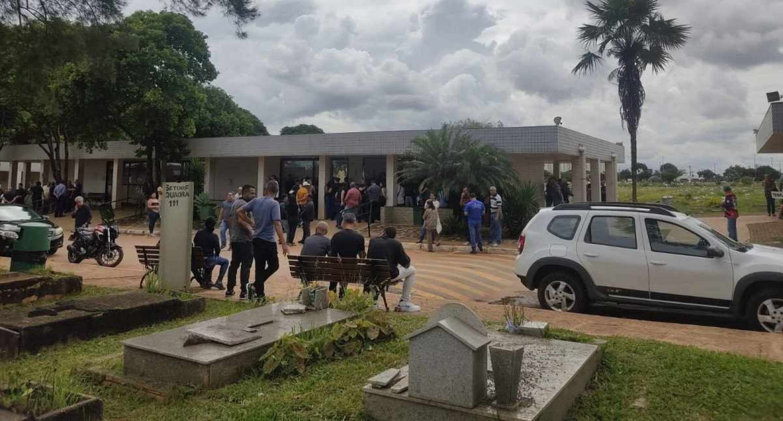 Familiares e amigos se despedem de homem que morreu em acidente em Minas 