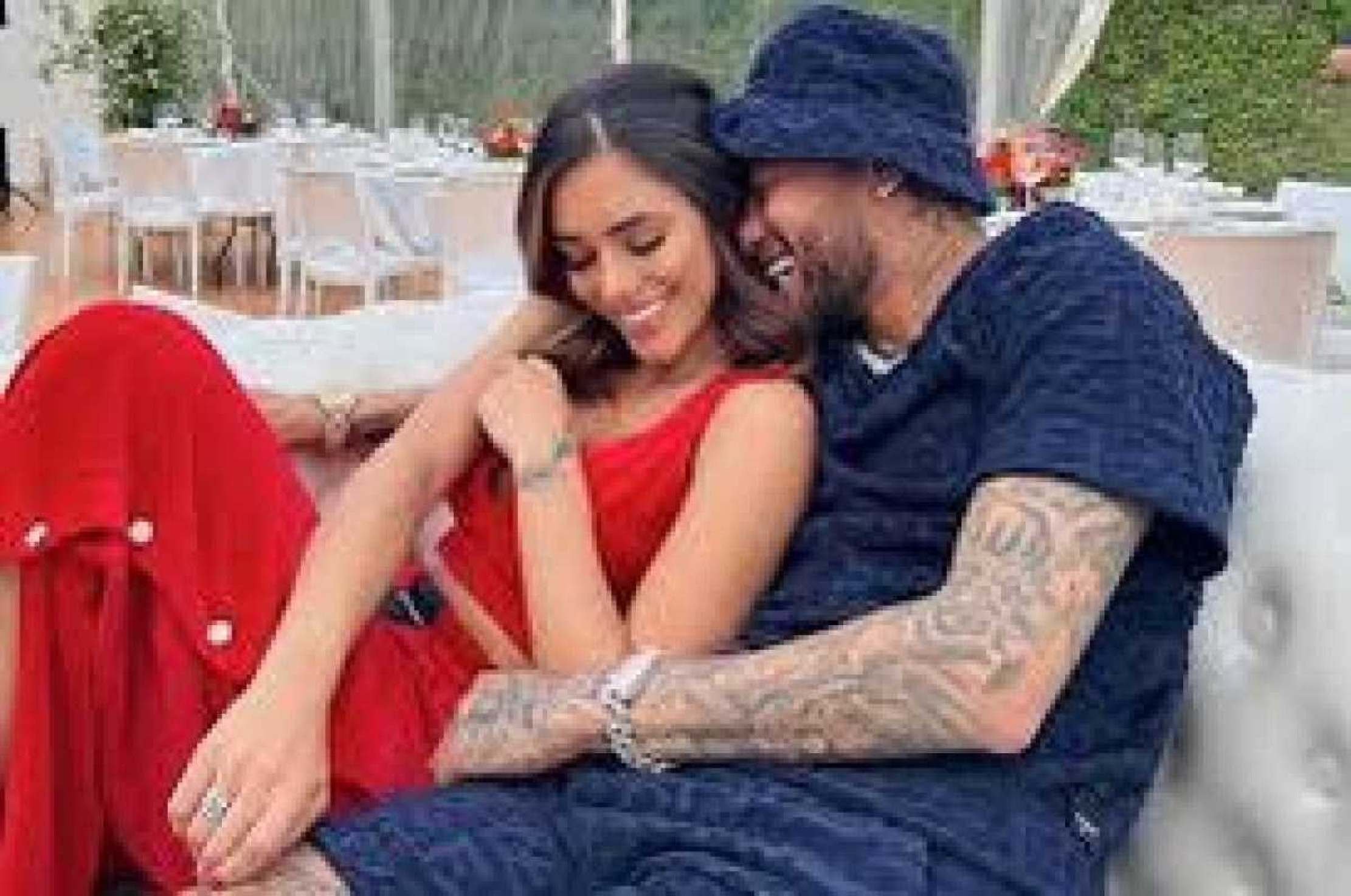 Neymar e Biancardi são flagrados em momento romãntico