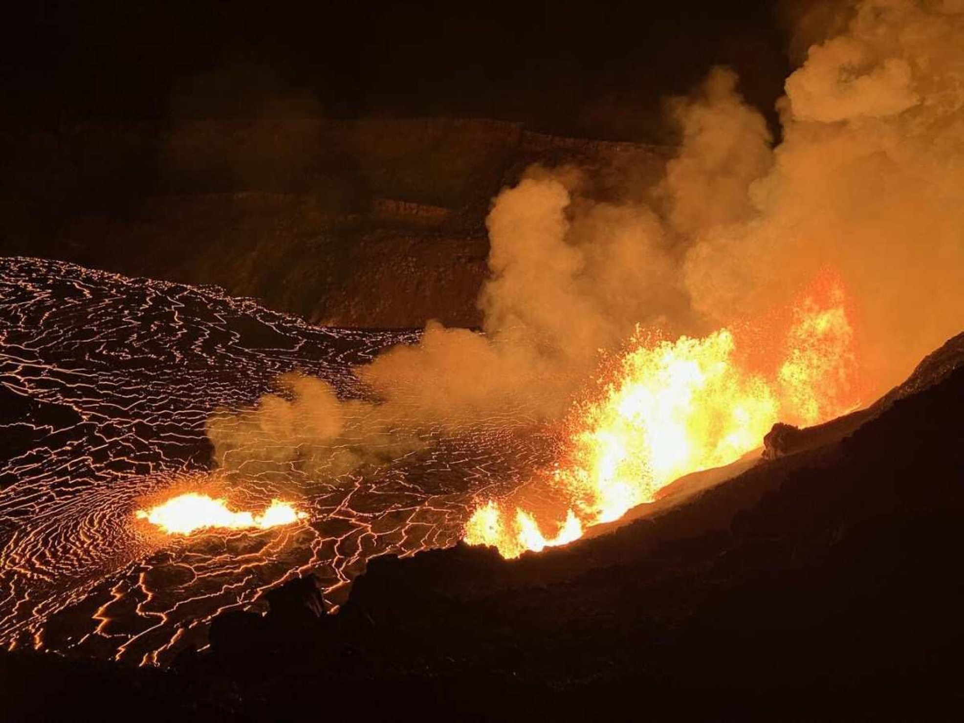 Um dos vulcões mais ativos do mundo volta a entrar em erupção no Havaí