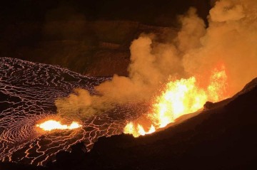 A principal preocupação nas primeiras horas da manhã era que o gás vulcânico e as finas partículas transportadas pelos ventos pudessem alcançar a área residencial -  (crédito:  HANDOUT / US Geological Survey / AFP)